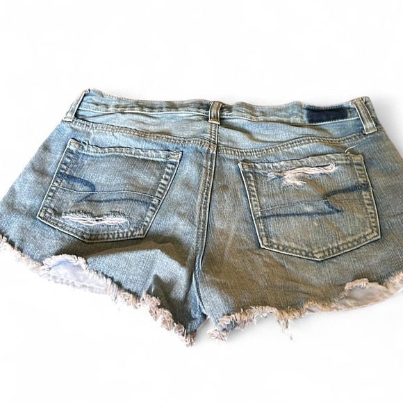 Distressed American Eagle denim shorts with pink frayed hem - Picture 4 of 6